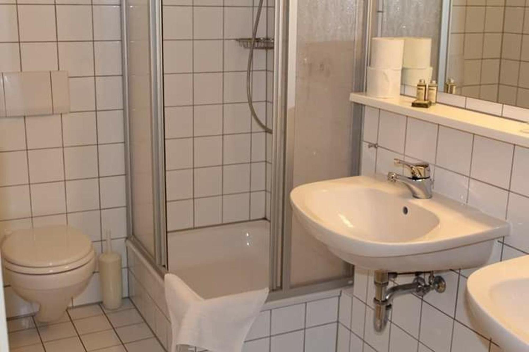Hotel Cafe Rhoenperle Бад-Нойштадт-ан-дер-Зале Екстер'єр фото